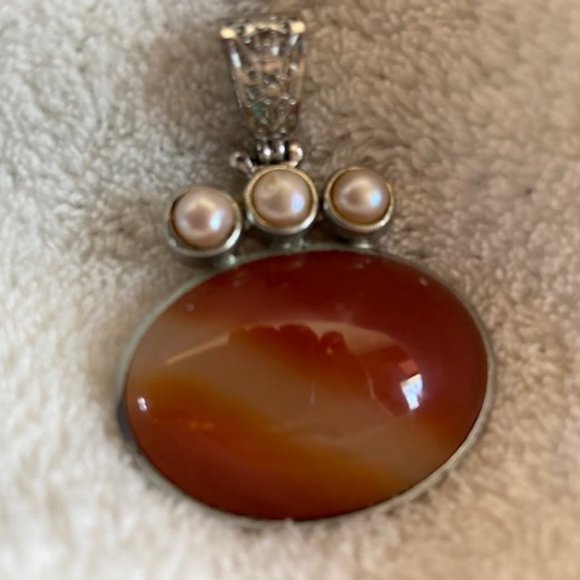 Jewelry - Amber color and faux pearl Pendant🦋SALE BUNDLE 3 ITEMS$21 ship 5.95